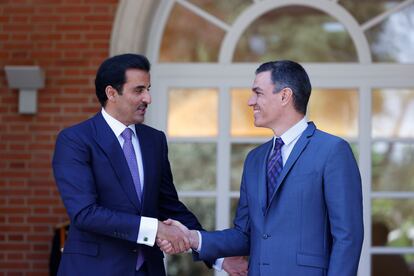 El presidente del Gobierno, Pedro Sánchez recibe al emir de Qatar, Tamim bin Hamad Al Thani en el Palacio de La Moncloa, este miércoles.
