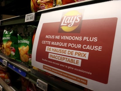 Cartel en el que se informa de que las patatas Lay's van a dejar de venderse por "el alza inaceptable de precios", este jueves en un supermercado de París.