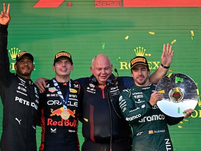 Max Verstappen celebra la victoria con el segundo clasificado, Lewis Hamilton, y el tercer clasificado, Fernando Alonso después del Gran Premio de Australia de F1 de 2023.