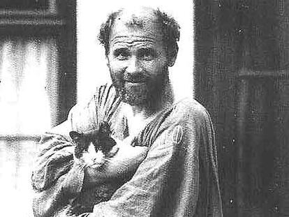 Gustav Klimt, a la entrada de su estudio, fotografiado por Moritz Nahr en 1912.