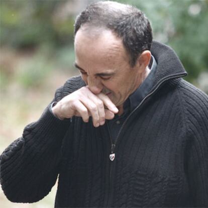 Juan Manuel, hermano de Paquito Fernández Ochoa, en el exterior de la casa del esquiador en la localidad madrileña de Cercedilla.