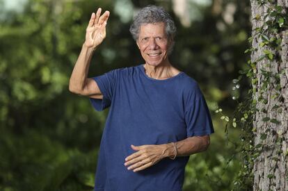 El pianista de jazz y compositor Chick Corea posa en Clearwater (Florida), en 2020.