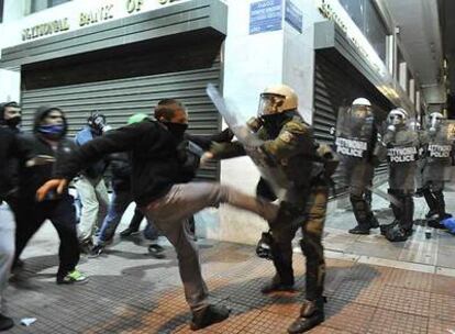 Jóvenes radicales se enfrentan a la policía en el centro de Atenas.