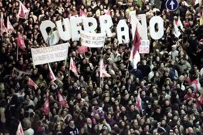 Miles de personas se manifiestan el 15 de febrero de 2003 en Madrid en contra de la intervención militar de Estados Unidos en Irak, apoyada por el Gobierno español de José María Aznar.