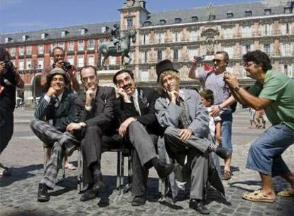 Integrantes de la compañía teatro Meridional en la plaza Mayor.