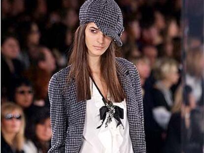 Diseño de Karl Lagerfeld para Chanel, en los desfiles de ayer en París.