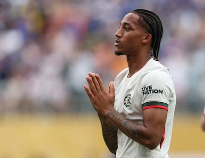 João Pedro apologizes to the Fluminense fans after scoring their first goal.