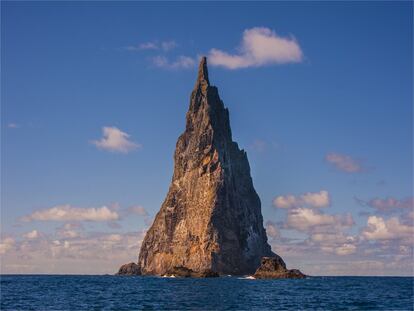 La lejanía tiene nombre: Lord Howe, una diminuta isla australiana (11 kilómetros de largo y 3 de ancho) perdida en el mar de Tasmania que National Geographic ha incluido en su reciente lista <a href="https://www.nationalgeographic.com/travel/article/best-of-the-world-2021" target="_blank">'Best in the World'</a> con los 25 mejores destinos para 2021, en la que también está <a href="https://elviajero.elpais.com/elviajero/2021/02/11/actualidad/1613040794_457404.html" target="_blank">la ciudad de Vitoria</a> (único enclave español de su apuesta). Lord Howe permaneció deshabitada hasta el siglo XVIII. Aún hoy, solo permite la estancia de 400 turistas al mismo tiempo, pocos más que sus 300 habitantes. El objetivo es proteger su rico ecosistema, patrimonio mundial de la Unesco desde 1982, con uno de los arrecifes de coral más meridionales, 207 especies de aves (130 de ellas endémicas) y 1.600 especies de artrópodos, entre ellos el insecto palo negro, en peligro de extinción. En la imagen, la Pirámide de Ball, uno de sus islotes.