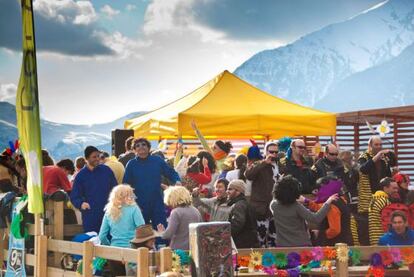 An outdoor bar at the foot of Cerler&#039;s slopes.