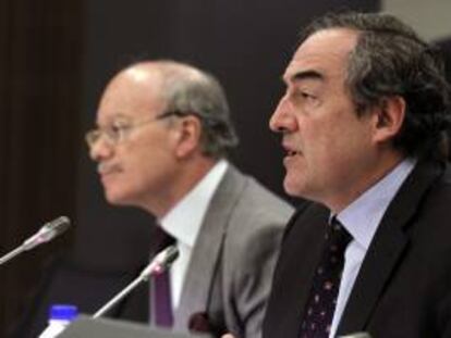 El presidente de la CEOE, Juan Rosell (d), y el responsable de la Comisión de Economía de la patronal, José Luis Feito. EFE/Archivo