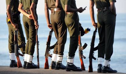 Un grupo de militares de Sri Lanka espera antes de participar en un ensayo del desfile del Día de la Independencia en Colombo. El país asiático conmemora su 69º aniversario de la Independencia de Gran Bretaña el 4 de febrero.