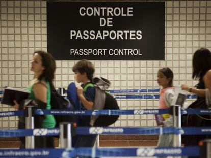 Controle de passaportes em Cumbica.