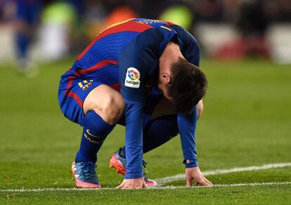 el argentino del FC Barcelona, Lionel Messi, se duele tras un golpe.
