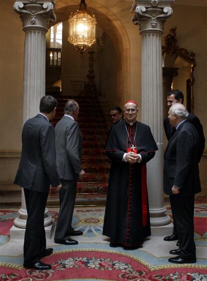 Zapatero, el Rey, Bertone, el Príncipe y Moratinos, en el palacio de Viana, sede de Exteriores, donde almorzaron.