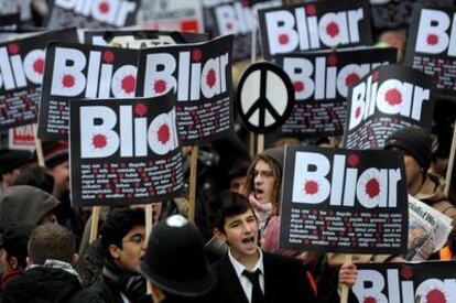Manifestantes contrarios a Blair protestan durante la comparecencia del ex primer ministro.