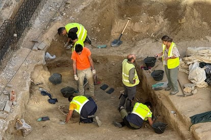 A la izquierdas, bolsa de plástico con huesos encontrados durante los trabajos arqueológicos con motivo del párking de Arapiles.