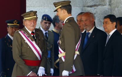 El rey Juan Carlos junto al príncipe Felipe en El Escorial.