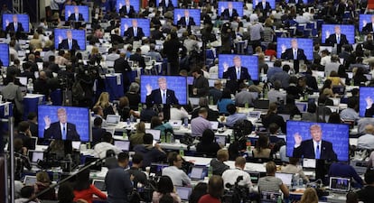 Imagen de Trump en las pantallas del media center durante el debate presidencial en la universidad de Hofstra.