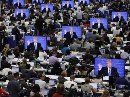 Imagem de Trump nas telas no centro de imprensa durante o debate presidencial na Universidade de Hofstra.