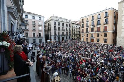 El público espera para escuchar el pregón inaugural de las fiestas de San Isidro en la Plaza de la Villa.