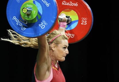 Lydia Valentín, en un intento durante la competición de la categoría de hasta 75kg, el 12 de agosto.