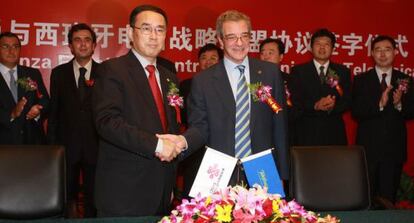 El presidente de China Unicom, Chang Xiaobing, estrecha la mano del de Telefónica, César Alierta.