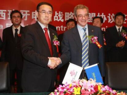 El presidente de China Unicom, Chang Xiaobing, estrecha la mano del de Telef&oacute;nica, C&eacute;sar Alierta.