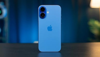 iPhone 16 de color azul en una mesa