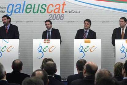 De izquierda a derecha, Anxo Quintana (BNG), Josu Jon Imaz (PNV), Artur Mas (CDC) y Josep Maria Pelegrín (UDC), ayer en Madrid.