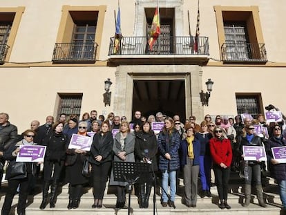 Acto de repulsa contra la violencia machista frente al Ayuntamiento de Paterna, este martes.