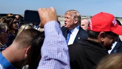 Donald Trump saluda a simpatizantes al llegar a Kansas City, Misuri
