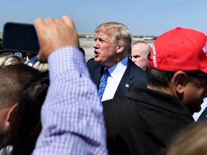 Donald Trump saluda a simpatizantes al llegar a Kansas City, Misuri