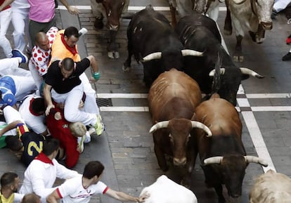 Los toros de la ganadería de Núñez del Cuvillo, de Vejer de la Frontera (Cádiz), a su paso por el tramo de la calle Estafeta.