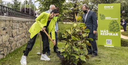 La cantante India Martínez; el presidente de Ecodes, José Ángel Rupérez y el CEO de DKV, Josep Santacreu, plantan un árbol en el lanzamiento de la campaña.