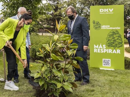 La cantante India Martínez; el presidente de Ecodes, José Ángel Rupérez y el CEO de DKV, Josep Santacreu, plantan un árbol en el lanzamiento de la campaña. 