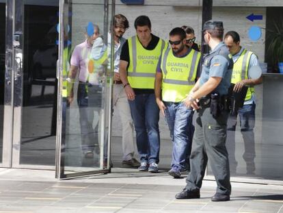 Agents de la Guàrdia Civil surten de l'Ajuntament de Sant Cugat en l'operació anticorrupció del passat 29 d'agost.