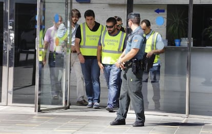 Agents de la Guàrdia Civil surten de l'Ajuntament de Sant Cugat en l'operació anticorrupció del passat 29 d'agost.