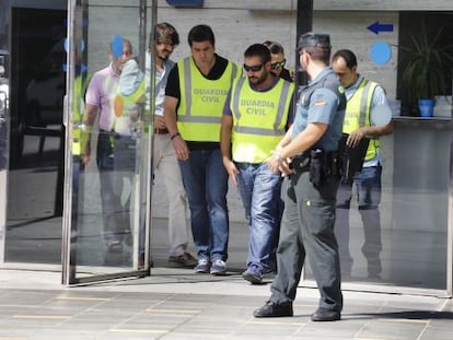 Agents de la Guàrdia Civil surten de l'Ajuntament de Sant Cugat en l'operació anticorrupció del passat 29 d'agost.