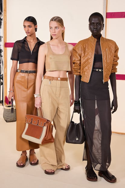 Los zuecos vistos en el desfile p-v 2025 de Hermès.