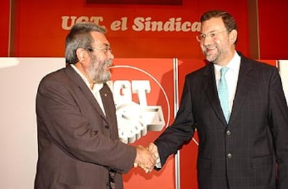 El secretario general de UGT, Cándido Méndez, y su homólogo del PP, Mariano Rajoy, ayer en Madrid