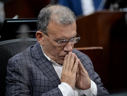 El Presidente del Senado Roy Barreras, asiste a una ceremonia religiosa en plegaria por la mejoría de su estado de salud, en Bogotá, el 9 de noviembre de 2022.