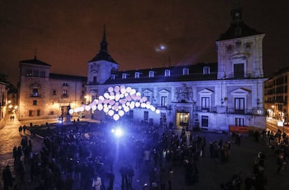 Espectáculo de globos de colores en la plaza de la Villa.