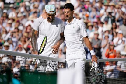 El serbio Novak Djokovic, en la derecha de la imagen, celebra se saluda con su contrincante Nick Kyrgios tras ganar el partido.