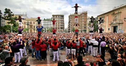 Torres de 'muixaranguers' en la plaza de la Virgen de Valencia conmemoran el 8º aniversario del accidente de metro.