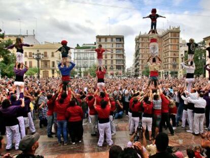 Torres de 'muixaranguers' en la plaza de la Virgen de Valencia conmemoran el 8º aniversario del accidente de metro.