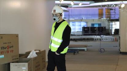 Un empleado en las instalaciones donde se iba a celebrar el Mobile World Congress.