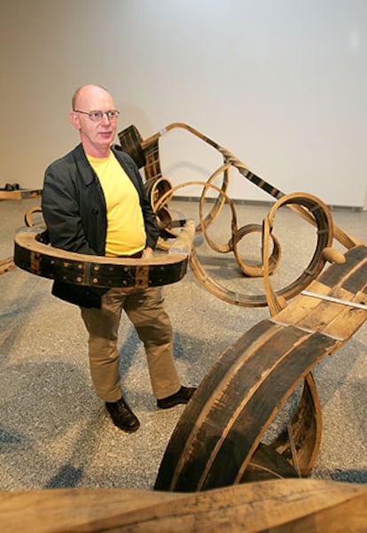 Richard Deacon, en el interior de su escultura <i>Out of order</i>.