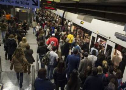 Los viajeros en el metro de Valencia. 