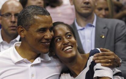Barack Obama y su hija Malia en un partido de baloncesto.