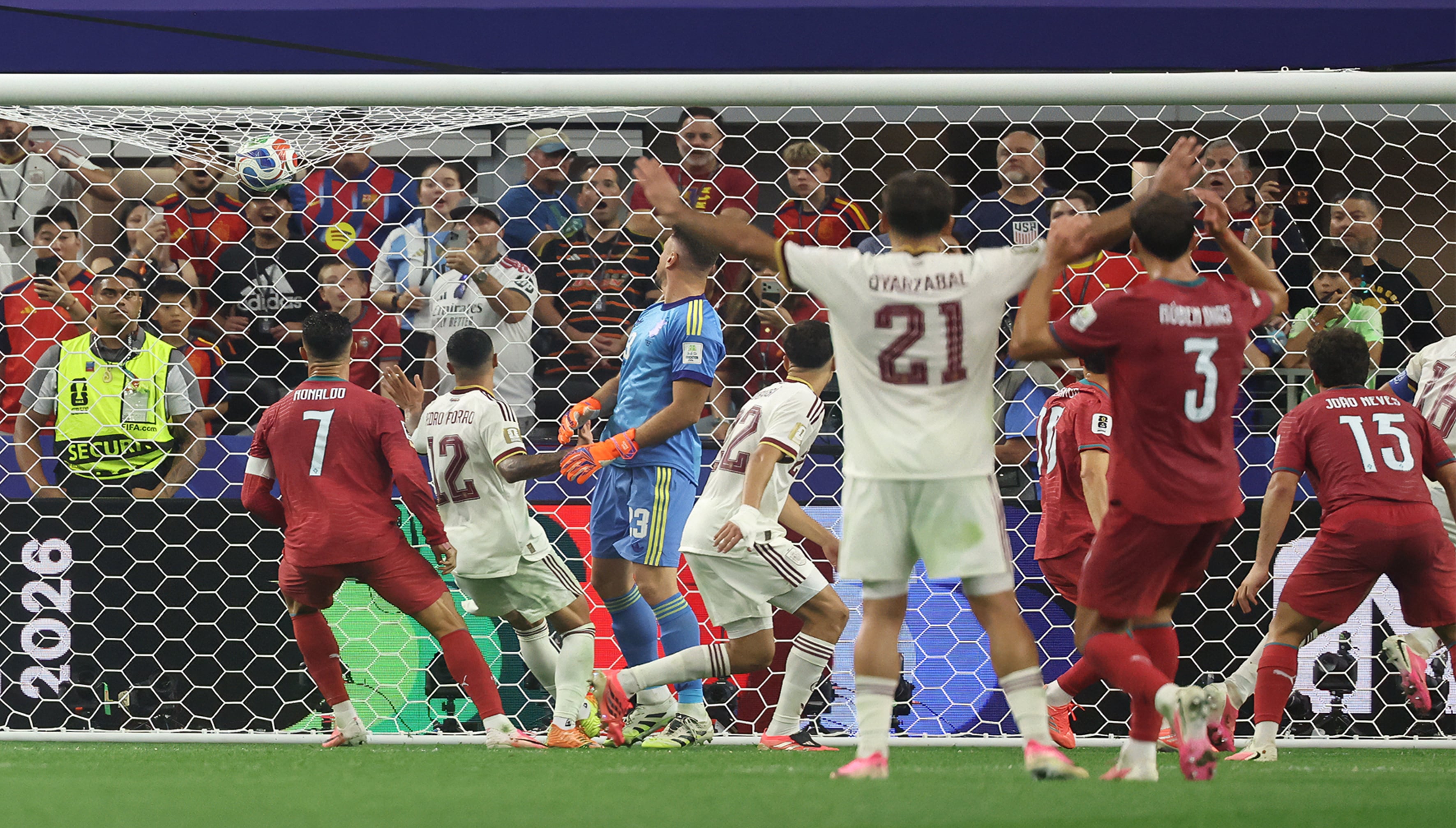 Cristiano observa cómo el balón se escapa por encima de la portería de Unai Simón tras dar en el larguero en la última ocasión de Portugal el lunes ante España en el Dallas Stadium.